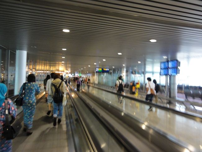 黒川紀章の設計であるクアラルンプール国際空港に到着。<br />今も滑走路を建設中で完成すると面積が成田の１０倍！！になるそうです。<br /><br />まさに東南アジアのハブ空港であると感じさせます。<br /><br />広い空港ですが北京や上海のように歩き回る必要がない歩く距離も<br />少ない空港に感じました。<br />トランジットにはありがたいです。