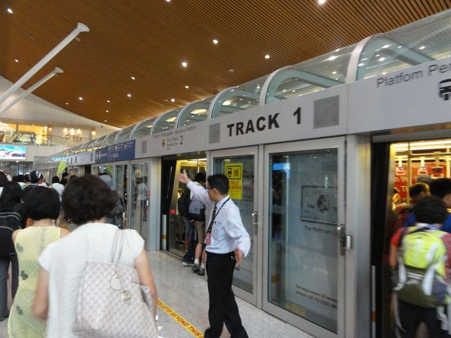 到着後最初に通貨を換金して無人電車でターミナルを移動します。<br /><br />電車は２本動いていますが行き先は同じです。