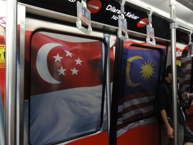 電車内は国旗が掲げられています。