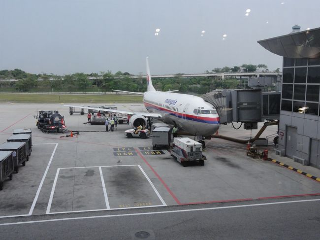 マレーシア航空KL発KK行きMH２６０６　１９：００発です。<br />KKまでは２時間半、少しボロいボーイングでした。<br />