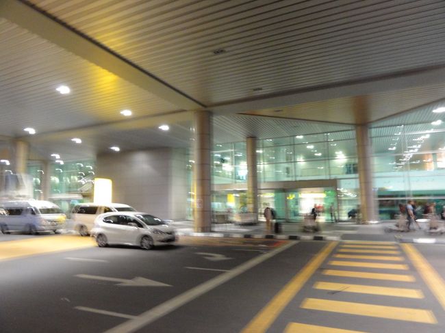コタキナバル国際空港に到着。<br />イミグレは１０分程度で通過し税関も私たちはチェックなしでした。<br />税関は観光客でも半分が止められていました。