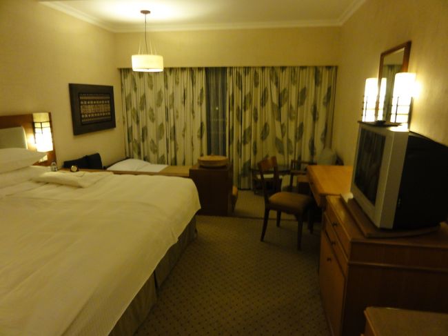 市内から約１時間でホテルに到着。<br />私たちは旅行会社手配のバスだったためまわり道をしましたが個人ならタクシーで４０分くらい、値段は９０リンギッ（２５００円）。<br /><br />路面は日本より悪いですがタクシーやホテルの送迎のような乗用車、特に日本製なら快適です。しかし中型バスやバンはトランポリンです。<br /><br />ホテルでは日付が変わる時間にも関わらず日本人女性スタッフが出迎えてくれウエルカムドリンクを飲みながら説明を聞きました。