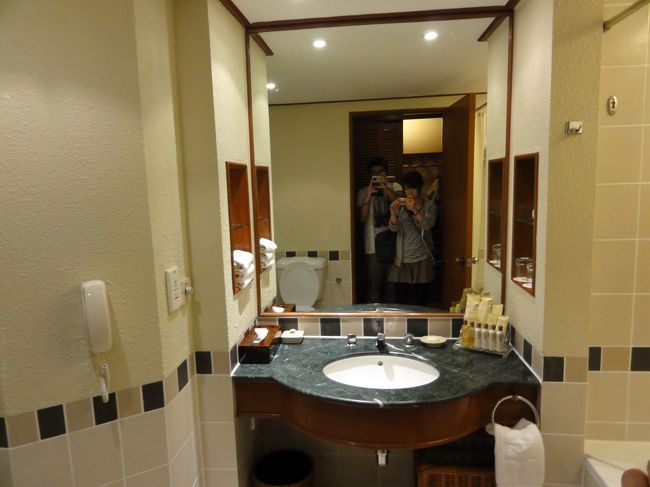 洗面台はいたって普通でシャングリラの中では質素でしょう。<br />しかしリフォームの予定があるようです。<br />シャワーは固定式でバスタブはありました。
