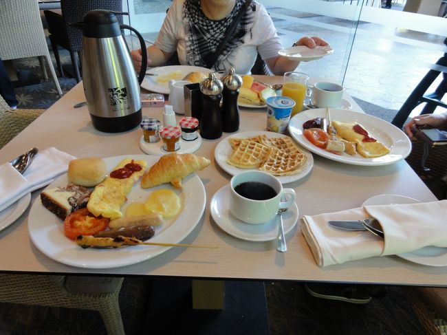 朝食の様子です。<br /><br />このブッフェはシャングリラなのに少し選択肢が少なく感じました。<br />シャングリラホテルでなければ文句なしです。<br />ただオーシャンウイングという棟に宿泊する人は別のレストランなのでそちらは充実しているかもしれません。