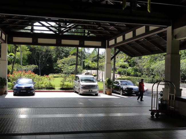 ホテルロビーです。<br /><br />玄関にはホテルの送迎者のカムリ・アルファード・メルセデスSが停まっています。