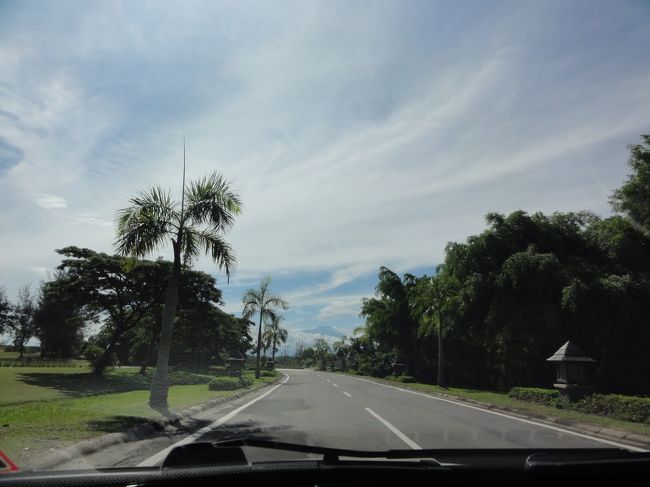 タクシーで市内に移動します。<br />ホテルの敷地内を車で走っていますがキナバル山がかなり近くに見えます。天気が曇っていれば見にくいです。<br /><br />タクシーはどこまで行きたいかホテルの人に言えば値段を決めてくれます。今回は動物園まで往復で２００リンキッ（５６００円）。