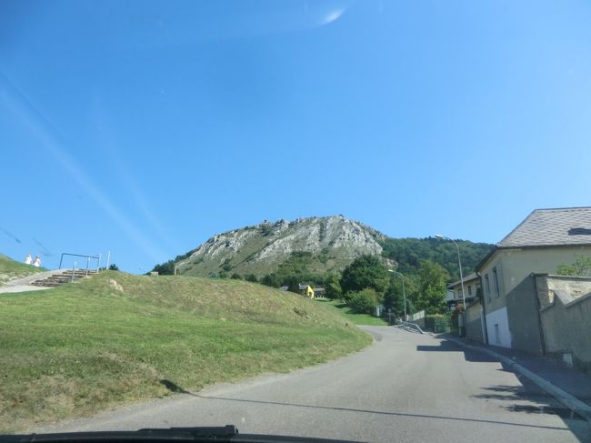 そうです次に向かうのは・・・向こうの小高い丘・山？