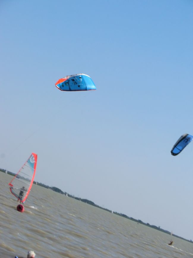 パラセーリングが盛んです・・・冬には湖が４０センチほどの氷で覆われスケートセーリングをするそうです・・・