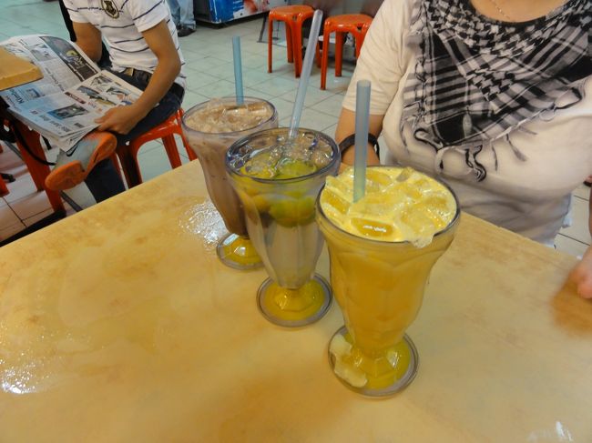 市内のショッピングモールで昼ごはん。<br />地下のフードコートです。<br />ほとんど外国人はいません。