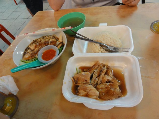 麵とチキンライスです。<br /><br />麵は甘く濃い味です、定番なのでチキンライスも甘いですがこちらのほうがおいしいです。