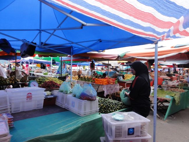 歩いてフィリピンマーケットに。<br /><br />食べ物の市場は少し臭いが・・・