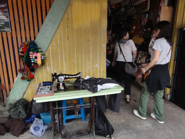 隣が工芸品などの市場です。