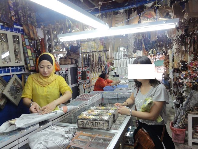 色々値切ってお買い物。<br />英語は通じますが電卓があったほうがいいです。<br /><br />だいたい６〜７割で購入しました。