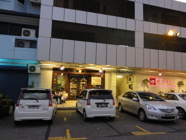 タクシーで市内中心部から１０分弱でバユ・アシアナという雑貨屋に。<br /><br />日本語を話す店長さんか経営者と見られる方と従業員がとてもいい感じで優しくついつい沢山買ってしまいました。