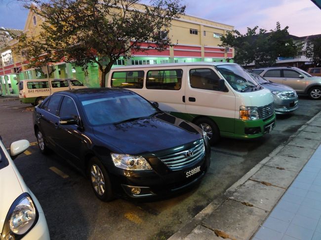 タクシー待ちの間に撮りました。<br />東南アジアのカムリは確かにかっこよく高級に見える。