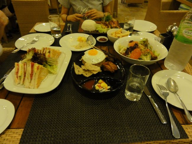 ホテルに帰り晩御飯。<br />手前は定番ナシゴレン、左がサンドイッチ、右はサラダ、奥が照り焼き。<br />さすが高級ホテル、サンドイッチは絶品でした。<br />値段は一品が３５〜４０リンギッ（９８０〜1120円）