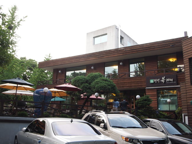 三清洞入り口にある「ジンソンブックカフェ」は有名ですよね。<br />