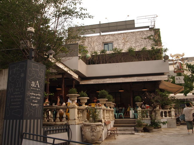 その反対側にもステキなカフェが。<br />この日は土曜日だったので、人も多かったです。