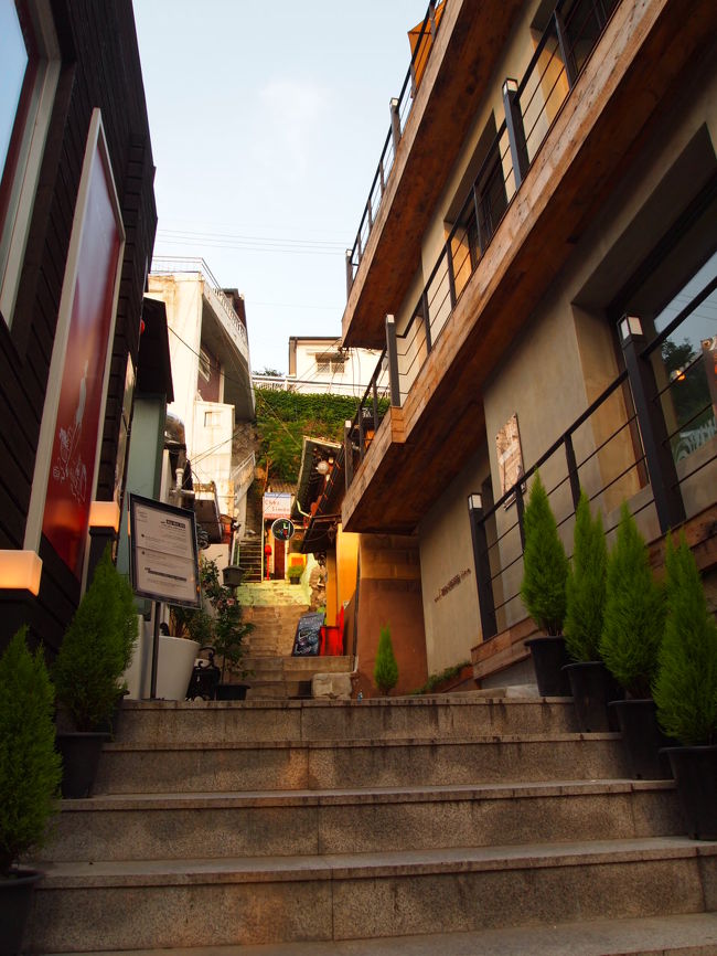 ちょっとした路地にもカフェがたくさんあるので<br />どこでお茶をするか悩んじゃいますね。