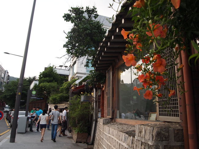 「韓国に行列のできるお店があるんだ〜」と思っていたら<br />1日目に食べたトッカルビのお店の本店のようでした。