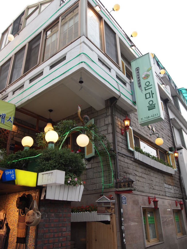 「夕飯何にしようかな〜」と考えていたら「コングクスあります」の文字が。<br />コングクスは冷たい豆乳に麺を入れた、夏限定メニュー。<br />（一年中出している所もありますが）<br /><br />中に入ると、地元の人ばかり。期待できそう。<br />