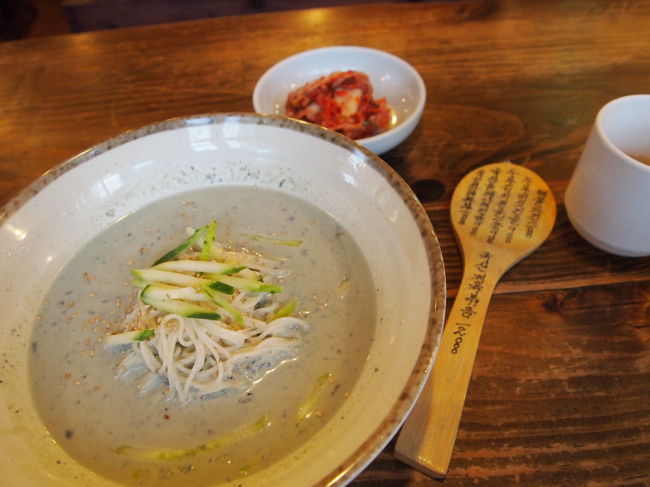 去年、明洞で食べたコングクスはエラくまずかったのでリベンジ･･･。<br />あっという間に出て来たコングクスは「美味い！！」の一言。<br />大豆の味が濃くて、キムチまで美味しい。<br /><br />石臼で大豆を挽いて作った豆腐を使ったスンドゥブ鍋も美味しそう。<br />友達がいればシェアできるのに、これが一人のツライ所。<br />でも、スンドゥブ食べに絶対また来よう。<br /><br />