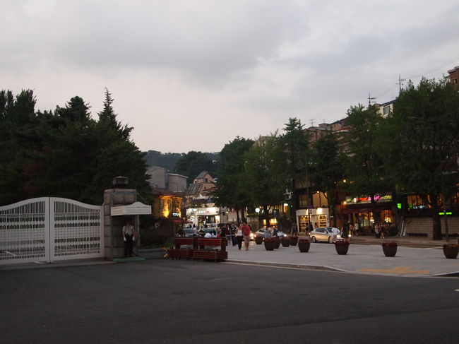 お腹もいっぱいなので、ゲストハウスに戻りましょう。<br /><br />白い門の奥は「青瓦台（チョンワデ）」と言って<br />大統領官邸があります。<br />なので、この近辺は警備が厳しいです。