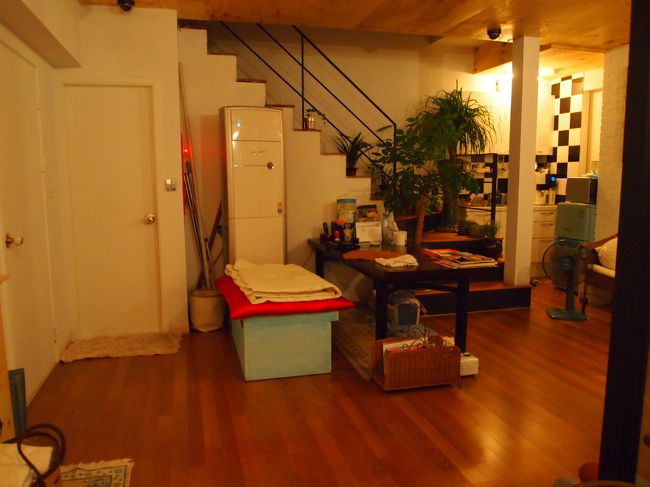 ゲストハウスのリビング。<br />共同のキッチンもあります。<br /><br />屋上にはテラスがあって、冬以外はバーベキューもできるみたいです。