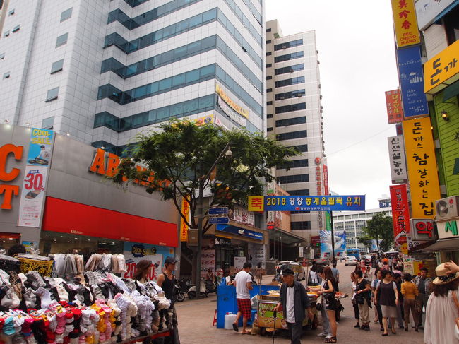 母と妹を空港まで迎えに行く前に<br />明洞のホテルへ行ってスーツケースを預けます。<br /><br />明洞は人が多いな〜。