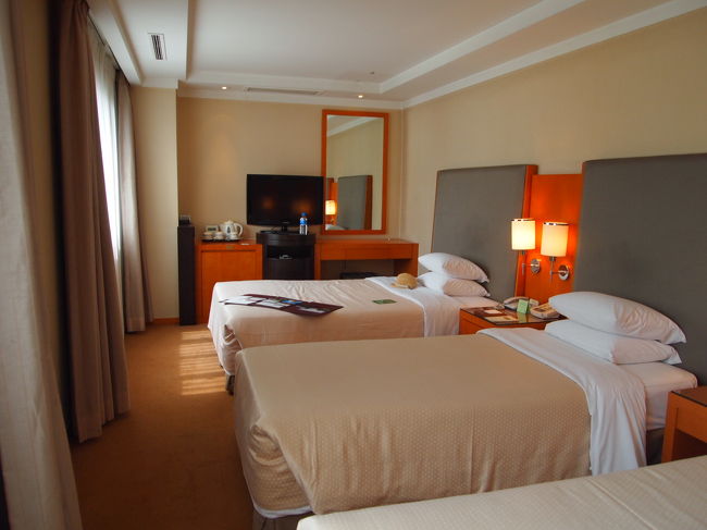 トリプルルーム1泊１９５００円だったかな？<br />クローゼットも広々。