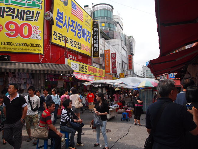 早速、街へ出てショッピング。<br />初・韓国の母と妹はもちろん、私もコスメ買いまくり。<br />シートマスクパックが６０枚で１２００円弱なんて<br />日本じゃあり得ませんもん。