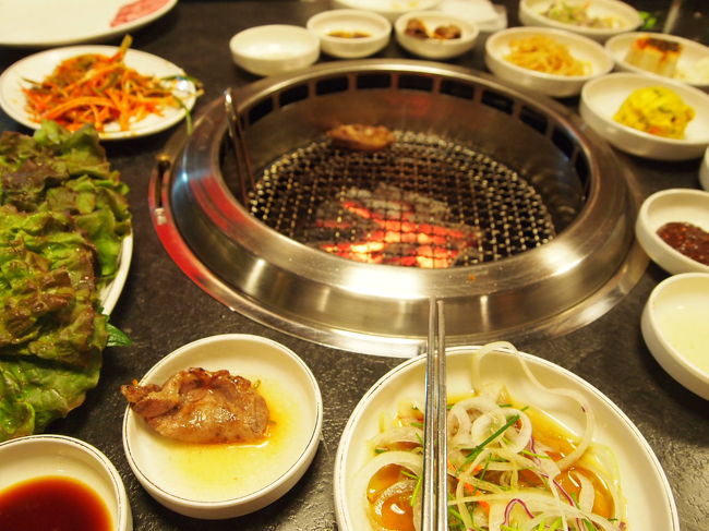 夜は焼き肉。<br />お店の名前は忘れてしまったけど、日本人観光客ばかりだけあって少し高め。<br />でも、妹が「豚肉は食べられない」などど面倒くさいことを言うので仕方ない。<br /><br />韓国で初めて牛タンを食べたけれど、右手前にあるネギサラダを巻いて食べたらスゴく美味しかった。<br />