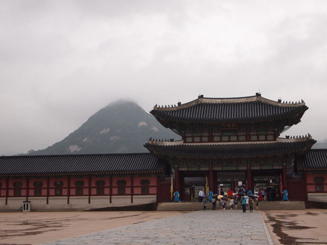 韓国５日目。<br />妹たちが韓国へ来た途端に雨が降る様になってしまいました。<br /><br />観光に興味無さそうな妹でしたが、少しは観光もしないとね。<br />という事で、景福宮へ行ってみました。