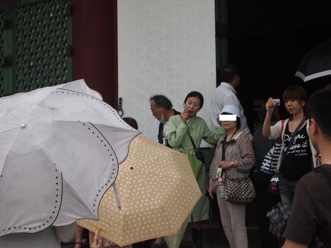 無料の日本語ガイドを利用しました。<br />ガイドさんにくっついて説明を聞いている母。