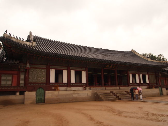 王様の寝殿には屋根の一番上にある棟瓦が省かれています。<br />韓国では「龍棟」と呼ばれていて、国王は龍に例えられているので<br />王様の上に龍がいてはいけないということで<br />省かれているんだそう。へえ〜。