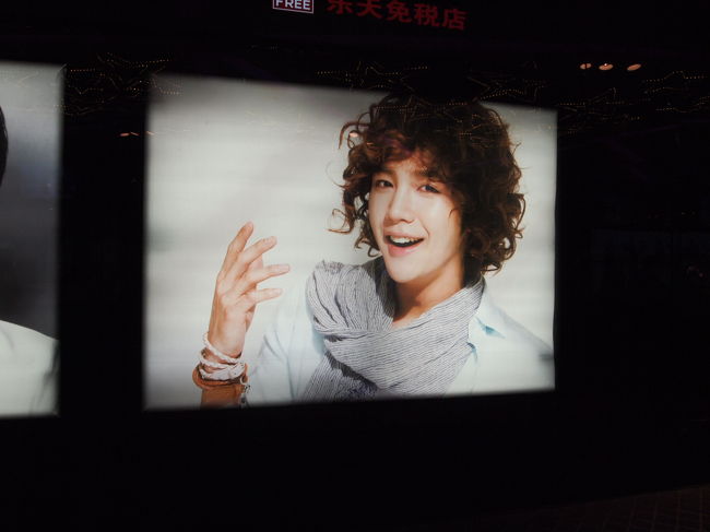 午後は妹と別行動。<br />妹は免税店に行きたいというので<br />ロッテ免税店まで送っていった。<br /><br />入口のスターアベニューの一番人気はグンちゃんでした。<br />パク・ヨンハの手形もなくなっていて、ちょっと寂しい･･･。