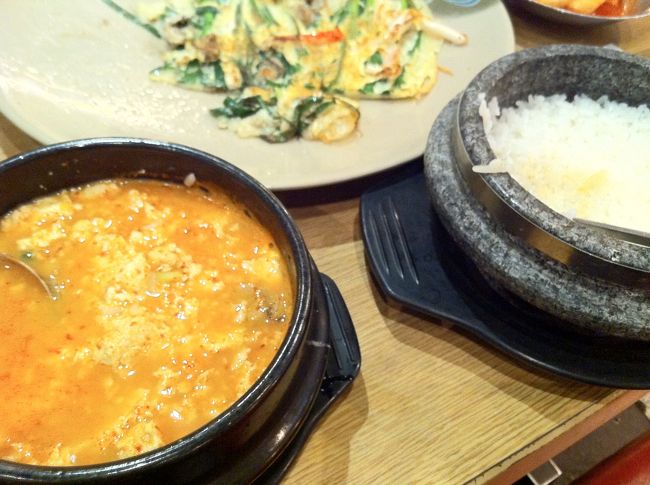 あっという間の韓国旅行の最終日はスンドゥブチゲです。<br />本当はビビンバを食べさせてあげたかったんだけど<br />行こうと思っていたお店が見つからなくて･･･。<br /><br />明日はＡＭ7：00にホテル出発なので、早めに就寝。<br />ですが、私だけシートマスクを追加購入しに出掛けました(^_^;)<br />人が多いけど、やっぱり明洞のホテルは便利。