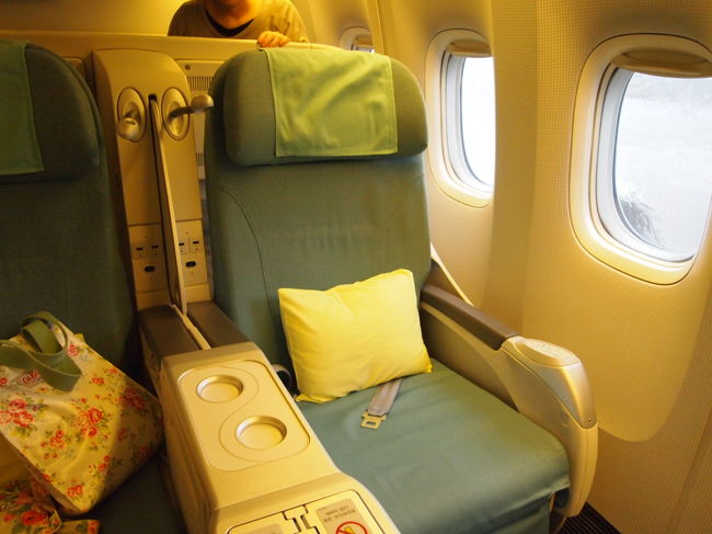 空港へはホテルのバスを利用。<br />宿泊者は無料です。<br /><br />搭乗時間までそんなに余裕がないのに、手続きに時間がかかり<br />１５〜２０分くらい待たされた。<br />「もしや・・・」と思っていたら、またインボラいただきましたぁ♪<br />当然、これでもかというくらいシートを倒して帰路に着きました（*^_^*）