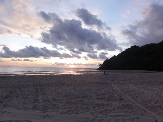 海の向こうに沈む夕日。