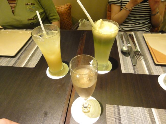 次は晩御飯。<br /><br />緑の飲み物はりんごジュース、足は青りんご。