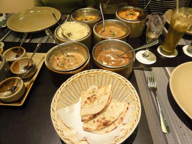 メインのカレー。<br />沢山の種類が出てきました、辛さも選べました。