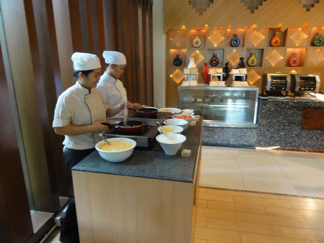 ４日間朝食のオムレットを作ってくれた女性二人。