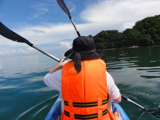 カヤックで海に出ました、穏やかだったのでとても綺麗な海をゆっくり見ることができます。<br />ただカヤックのオールを漕ぐ息があわない。