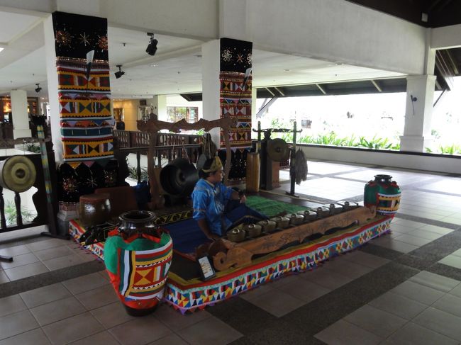 ロビーで伝統音楽を演奏中。