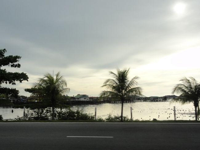 空港手前にある水上住宅。
