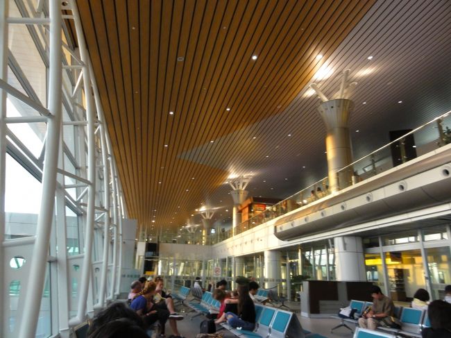 待合スペース。<br />空港内は店が少なく準備中か閉店中が多かったです。<br /><br />マレーシア航空MH2631便、１９：００発で帰ります。<br />往復とも席は満席でした。