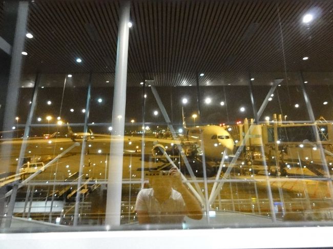 KL発23:45、MH52を待つ人たち。