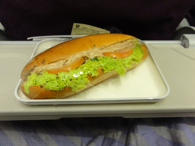 離陸すぐにでた軽食。<br />おいしくなかったです。