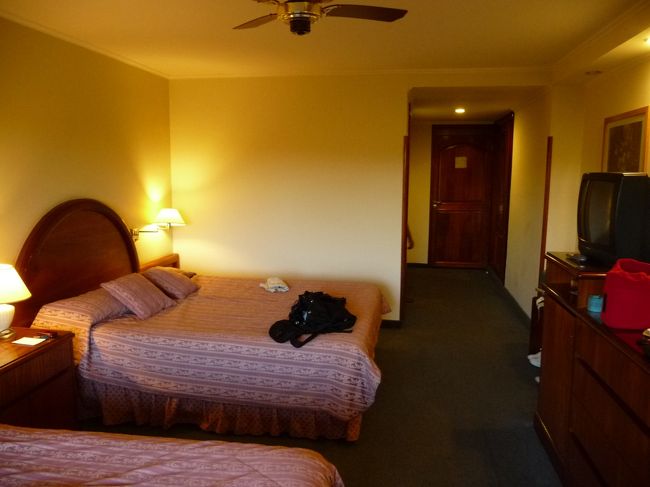 部屋の様子。<br />きれいな部屋です。<br /><br />この後、プールサイドのレストランにビールを呑みに行きます！