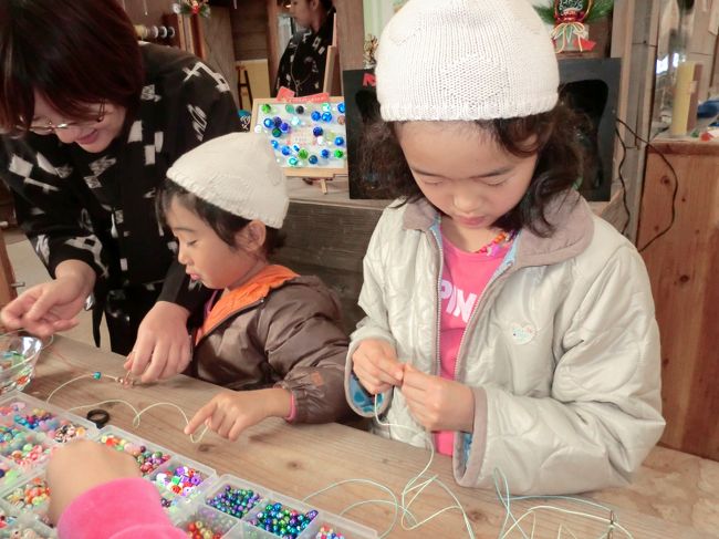 近くの琉球村で、中には入らずガラス玉細工。